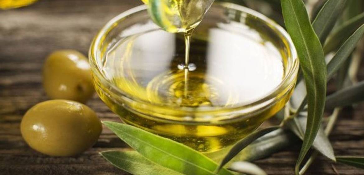 pouring-olive-oil.jpg